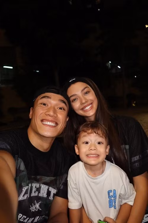 Anh viết với nội dung tạm dịch: “Chúc mừng sinh nhật tình yêu của đời anh. Mỗi buổi sáng thức dậy, anh đều biết ơn vì có em trong cuộc đời mình. Em là một người mẹ và người vợ tuyệt vời. Danil và anh yêu em nhiều nhất”. Ảnh: FB Dianka Zakhidova.