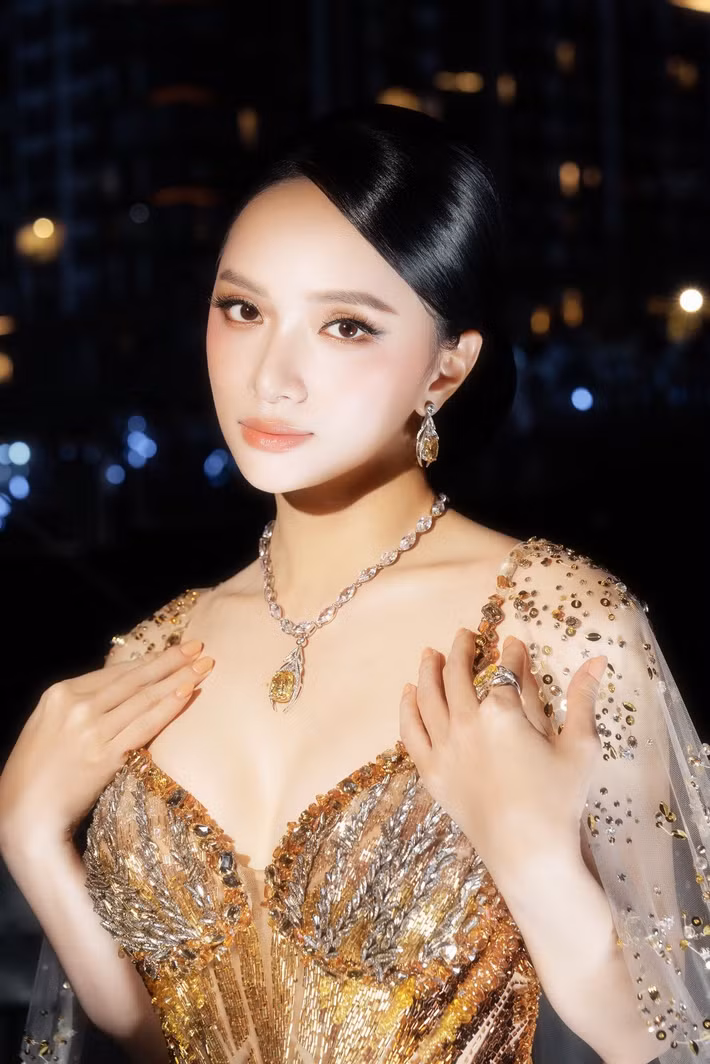 Phía Miss Grand International giới thiệu Hương Giang là người mẫu, ca sĩ, nhà sản xuất truyền hình Việt Nam. Cô bắt đầu gây chú ý khi trở thành thí sinh chuyển giới đầu tiên tham gia Vietnam Idol.