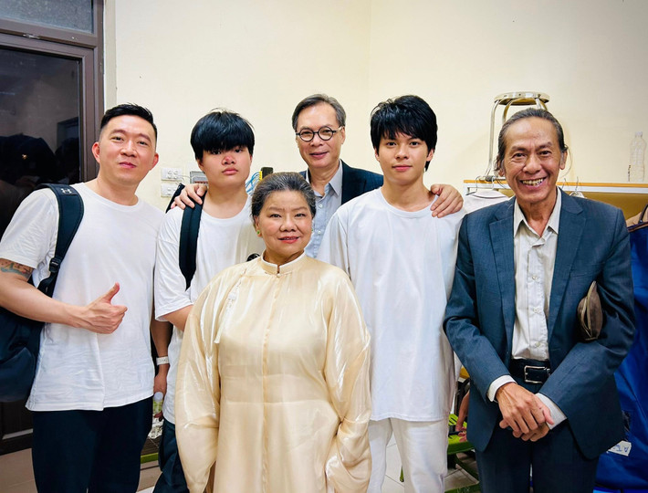 Cảnh quay có Trần Lực đóng máy lúc hơn 1 giờ sáng. "Đêm đó tôi ngủ ngon không mộng mị, phần vì mệt nhưng lý do lớn hơn là tận mắt nhìn con trai tự tin diễn trước ống kính, vui, yên tâm nên tinh thần sảng khoái làm một giấc tận trưa hôm sau mới dậy", nam đạo diễn cho biết. Ảnh: FB Trần Lực.