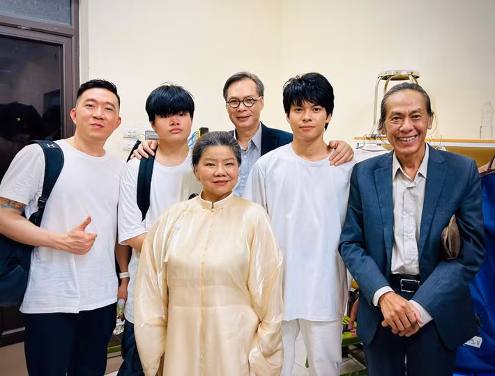 Cảnh quay có Trần Lực đóng máy lúc hơn 1 giờ sáng. "Đêm đó tôi ngủ ngon không mộng mị, phần vì mệt nhưng lý do lớn hơn là tận mắt nhìn con trai tự tin diễn trước ống kính, vui, yên tâm nên tinh thần sảng khoái làm một giấc tận trưa hôm sau mới dậy", nam đạo diễn cho biết. Ảnh: FB Trần Lực.