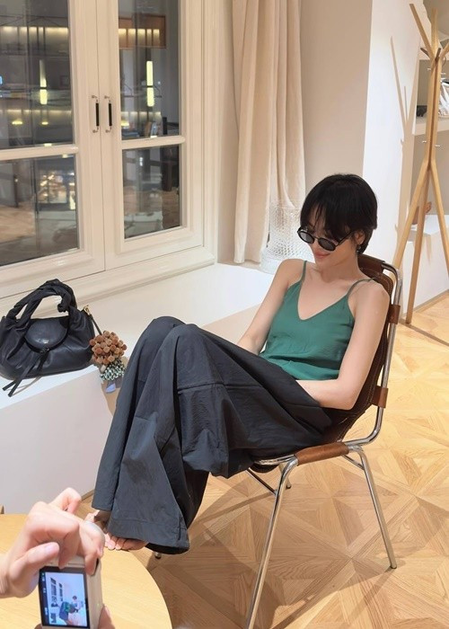 Ngôi sao phim Hậu duệ mặt trời gợi cảm với áo hai dây khi gặp gỡ bạn bè. Ảnh: Instagram Song Hye Kyo.