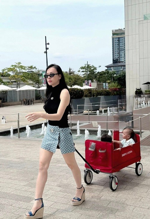 Nữ diễn viên dành nhiều thời gian chăm sóc hai con nhỏ. Ảnh: FB Phương Oanh.