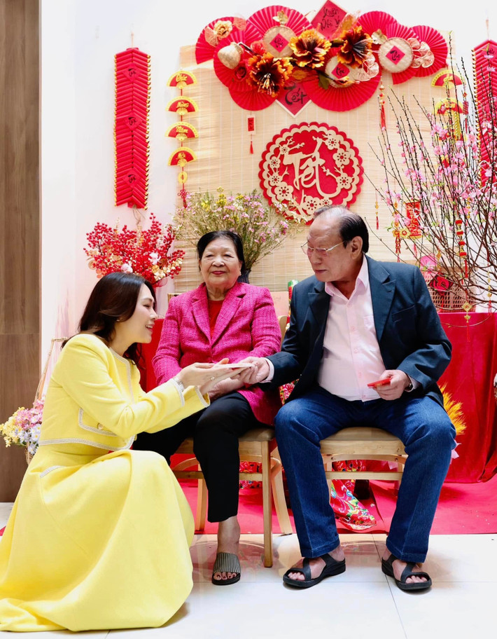 Gia đình Mỹ Tâm luôn đón Tết Nguyên đán tại Đà Nẵng. Mùng 1 đầu năm, nữ ca sĩ hạnh phúc nhận lì xì từ bố mẹ trong không khí ấm áp, thân thương.