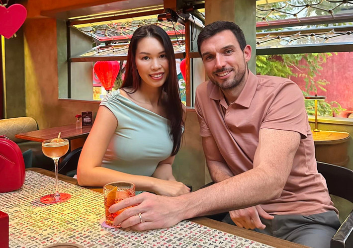Hà Anh viết: “Mình thủ thỉ nói chồng rằng anh biết điều gì tuyệt vời nhất khi đã lấy nhau lâu rồi không? Đó là chúng mình đã yêu và đã biết quá về nhau... Anh hiểu rằng em đã trải qua hai lần sinh con cho chúng mình, hai đứa bé tuyệt vời...
