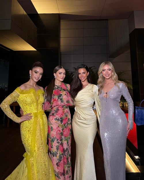 Jasmine từng gửi lời chúc mừng đến top 3 phần thi Tài năng: “Xin chúc mừng, Hoa hậu Ý đã giành giải ba với màn múa ba lê tuyệt đẹp, Hoa hậu Cameroon giành giải nhì với giọng hát đầy cảm xúc, Hoa hậu Indonesia giành chiến thắng với màn trình diễn piano đầy tuyệt vời. Tất cả các bạn đều xứng đáng”.