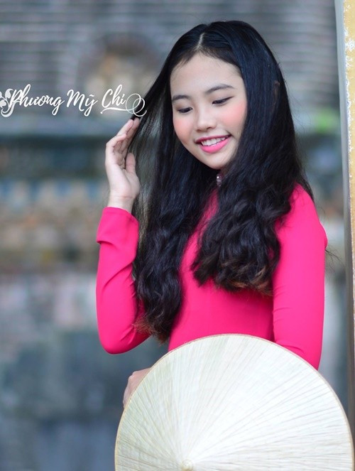 Với danh hiệu á quân cuộc thi Giọng hát Việt nhí 2013, Phương Mỹ Chi bước vào con đường ca hát chuyên nghiệp. Ngày còn thuộc công ty của cha nuôi Quang Lê, Phương Mỹ Chi miệt mài đi hát, tung các sản phẩm âm nhạc. Ảnh: FB Phương Mỹ Chi.