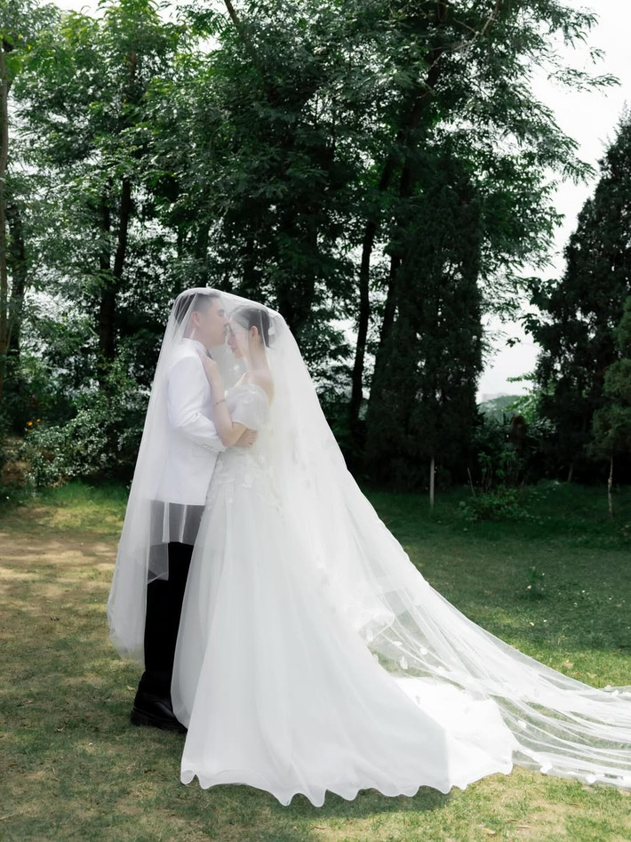 Theo Tiền Phong, Kim Tae Hee phiên bản Việt chia sẻ, cô và chồng không quen biết từ trước mà nhờ duyên được bố mẹ hai bên mở đường. Ảnh: Instagram Hương Liên.