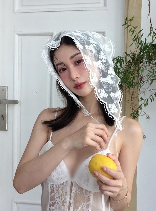 Sau khi nâng ngực vào năm 2018, Jun Vũ theo đuổi phong cách thời trang gợi cảm thay vì ngọt ngào, trong sáng như trước. Ảnh: FB Jun Vũ.