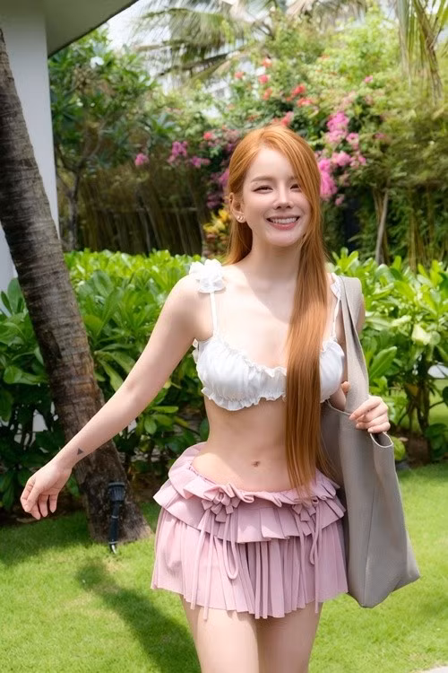 Dù là trong trang phục cắt xẻ táo bạo hay những thiết kế kín đáo hơn, nữ DJ vẫn ưu tiên việc sử dụng phụ kiện như túi xách hay kẹp tóc để tạo sự đồng nhất.