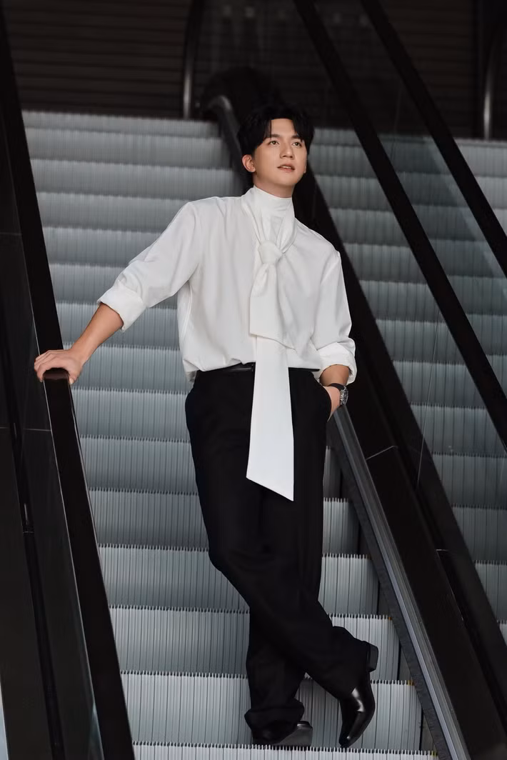 Đóng nam chính Mưa đỏ, Đỗ Nhật Hoàng từng chia sẻ trên Znews, anh nhận thức rất rõ bản thân được chú ý vì gắn với Mưa đỏ, chứ thực tế chưa có gì trong tay. Ảnh: FB Đỗ Nhật Hoàng.