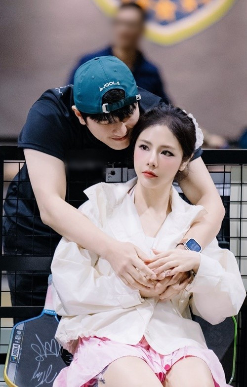 Nữ MC cho biết đôi khi cô cảm thấy mình có rất nhiều “mẹ chồng online”. Theo cô, nếu “mẹ chồng thật” dễ tính bao nhiêu thì những người xa lạ trên mạng lại khắt khe bấy nhiêu, từ ngoại hình đến đời sống cá nhân đều bị mang ra bàn tán.