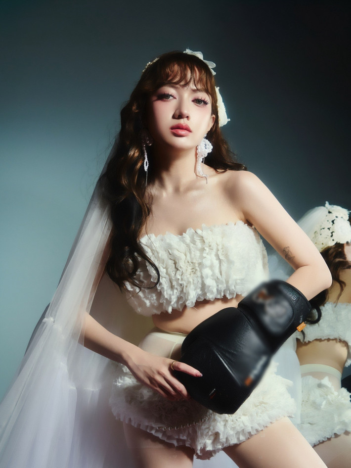 Điểm nhấn bất ngờ là đôi găng tay boxing màu đen, tạo nên hình ảnh cô dâu vừa mềm mại vừa nổi loạn.