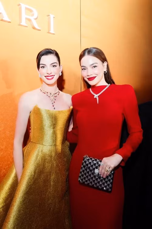 Sở hữu nhan sắc mặn mà, thần thái sang chảnh cùng gu thời trang tinh tế, Hồ Ngọc Hà không bị lép vế khi đọ sắc với sao quốc tế. Ảnh: FB Hồ Ngọc Hà.