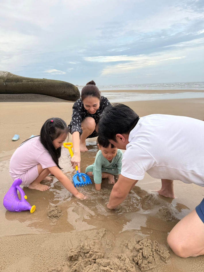 Vợ chồng Cường Đô La chơi đùa cùng các con trên bãi biển. "Một năm trở lại đây tự nhiên mình bận quá trời đất . Hôm qua tranh thủ xong việc chạy xuống chơi với các con được vài tiếng. Giờ ngồi chờ lên máy bay nhìn hình nhớ vợ nhớ con quá đi thôi", nam doanh nhân bày tỏ. Ảnh: FB Cường Đô La.