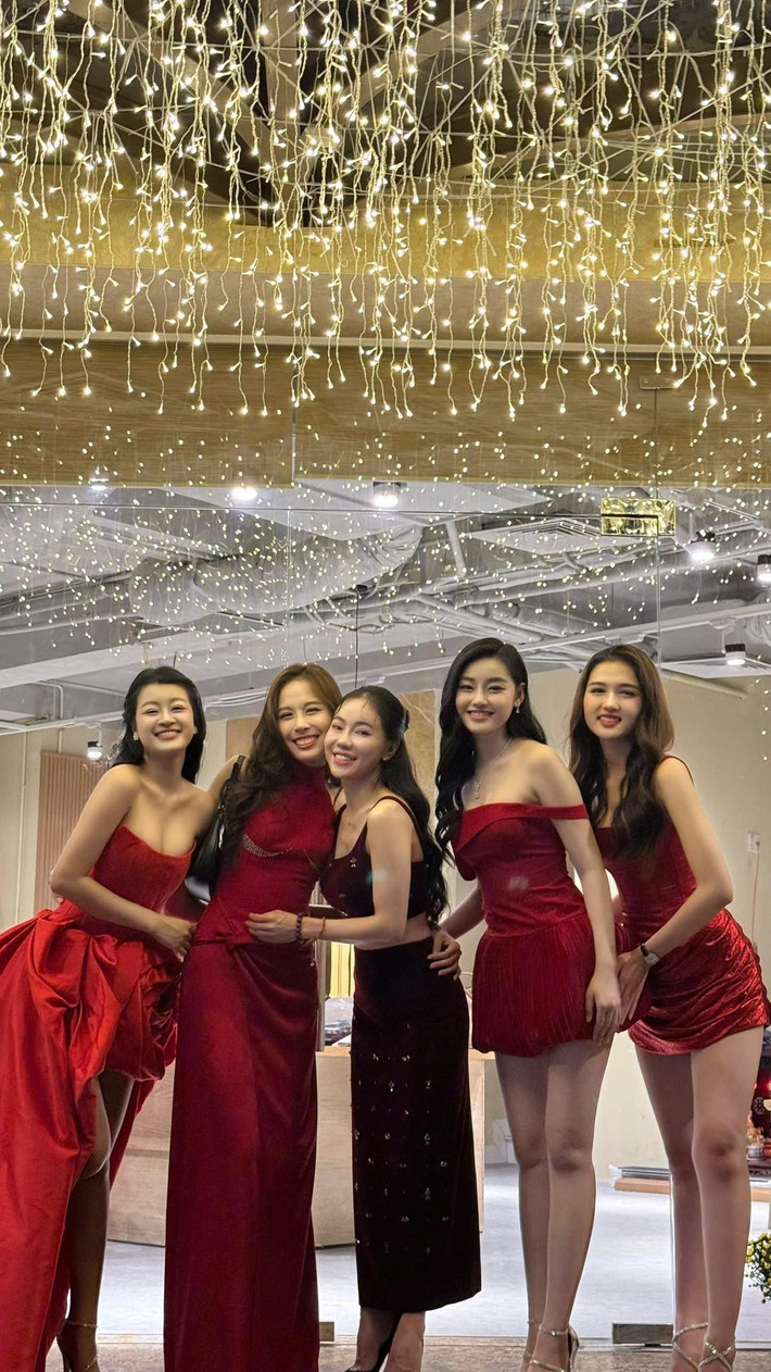'Bà trùm hoa hậu' Phạm Kim Dung (giữa) cùng các mỹ nhân: Hoa hậu Yến Nhi, Á hậu Ngọc Hằng, Á hậu Phương Anh và Á hậu Thu Ngân dự tiệc Giáng sinh ở nhà Hoa hậu Kiều Anh. Ảnh: FB Phạm Kim Dung.