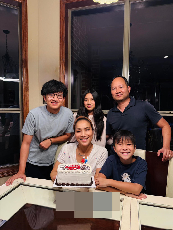 Ca sĩ Hồng Ngọc sang Mỹ sinh sống, ca hát từ nhiều năm trước. Ở xứ cờ hoa, cô gặp gỡ ông bầu Thomas Tâm Nguyễn. Cặp đôi hiện tại có 3 người con chung. Ảnh: FB Hồng Ngọc.