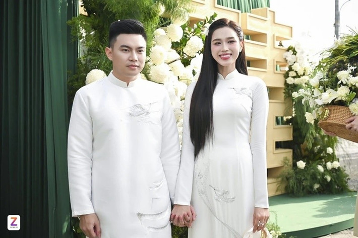 Đỗ Thị Hà và chồng doanh nhân diện áo dài trắng, tình tứ trong ngày trọng đại. Ảnh: Znews.