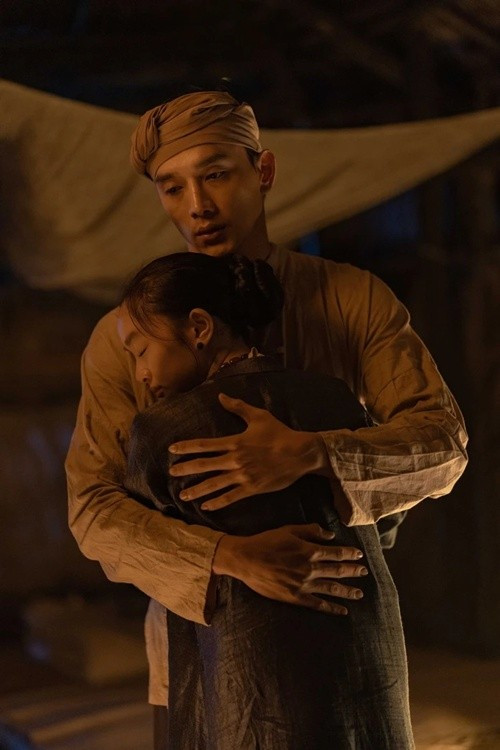 "Tôi đã từng diễn chung với nhiều bạn diễn nữ nhưng Kaity Nguyễn là người đầu tiên rủ tôi đi uống rượu. Trước khi đóng cảnh nóng đó thì tôi và Kaity chắc cũng đã uống khoảng nửa lít rượu", Thuận Nguyễn chia sẻ trên Arttimes. Ảnh: Người Lao Động.