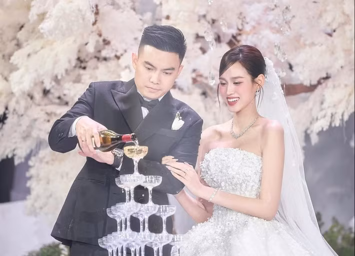 Theo Znews, trong tiệc cưới, gia đình Viết Vương đãi khách mời 8 món ăn gồm súp bí đỏ, cá hồi áp chảo sốt chanh dây, caesar salad, tôm hùm hấp bia, bào ngư sốt nấm, lõi bò Mỹ sốt tiêu đen kèm bánh mì, xôi nhân chim hấp và bưởi Phúc Trạch. Ảnh: Tiền Phong.