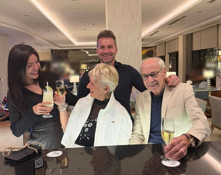 Vì vợ chồng Minh Tú không thể sang Đức trong năm nay, ba mẹ chồng của nữ người mẫu đã sang Việt Nam thăm các con.