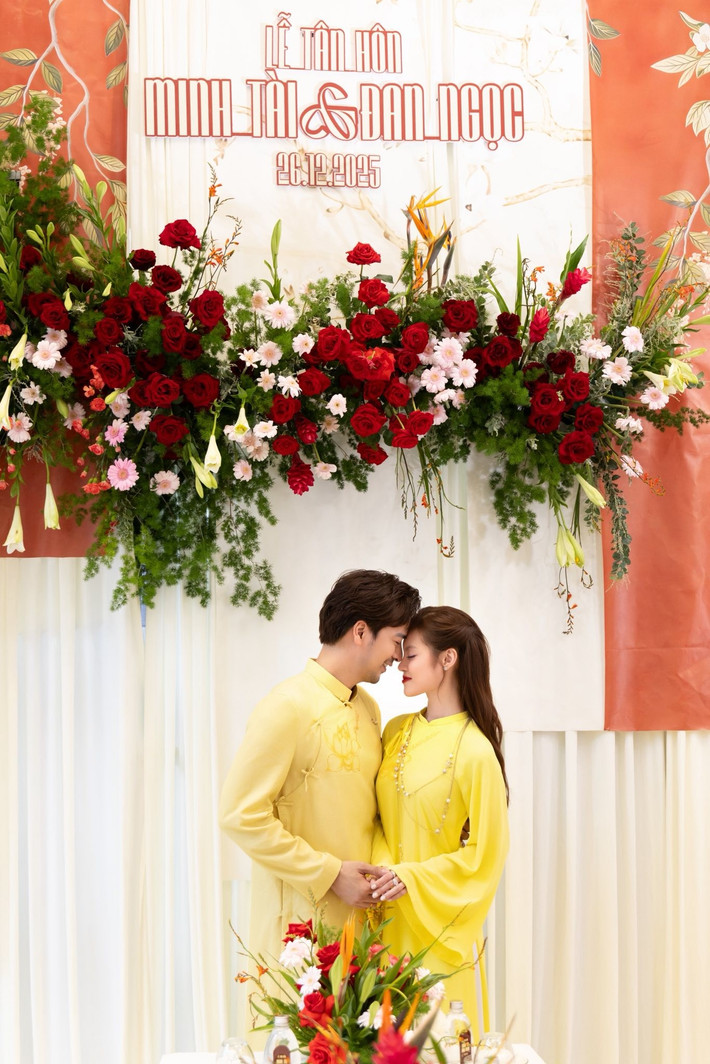 Ngồi xem từng bức ảnh, video cưới, Đoàn Minh Tài có lúc cười, lúc lại im lặng thật lâu vì đám cưới được tạo nên không chỉ từ tình yêu của hai người, mà từ tình cảm của nhiều người xung quanh.