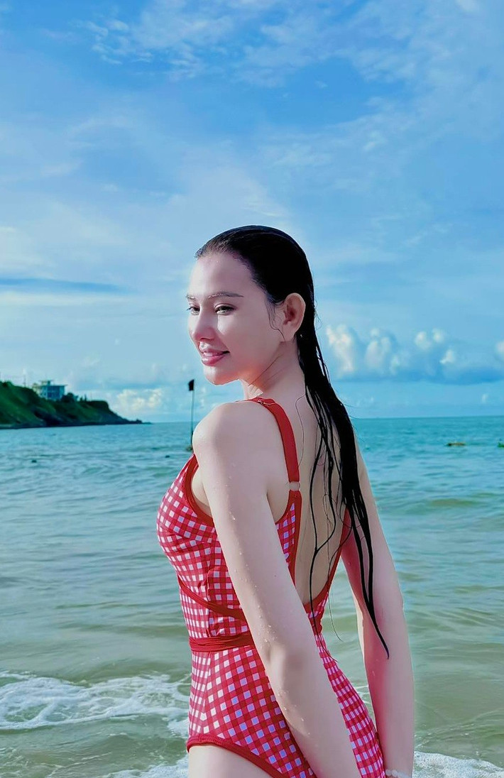 Nữ ca sĩ gợi cảm bội phần sau khi gắn bó với Kin Nguyễn. Ảnh: FB Thu Thủy.