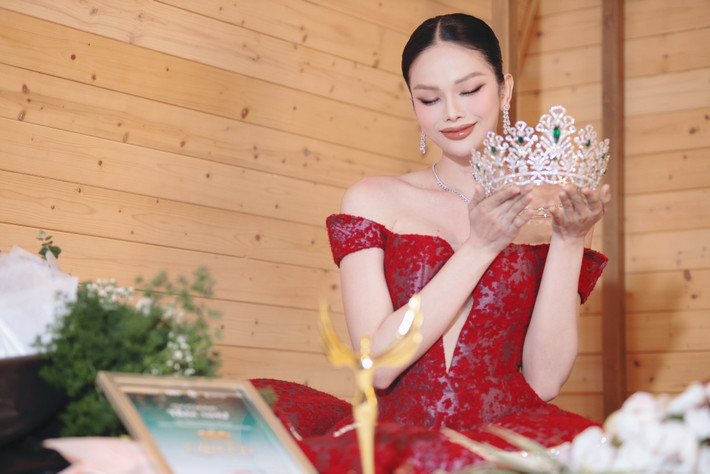 Sau chung kết, Hoa hậu Hà Tâm Như chia sẻ, khoảnh khắc giành vương miện là một cột mốc không thể nào quên trong cuộc đời. “Khoảnh khắc được gọi tên ở vị trí cao nhất của Hoa hậu Chuyển giới Việt Nam2025 là kết quả của cả một hành trình đầy nỗ lực, nước mắt và rất nhiều tình yêu thương”, cô viết. Ảnh: FB Tâm Như.