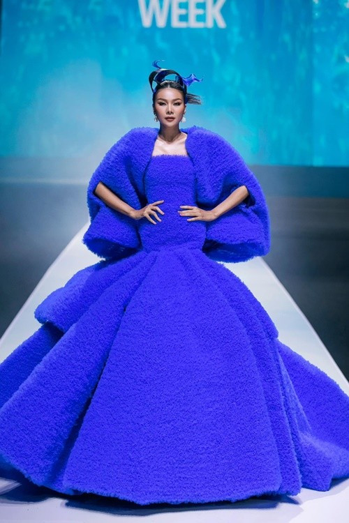 Thanh Hằng vẫn đắt show trình diễn thời trang, quảng cáo. Ảnh: FB Thanh Hằng.