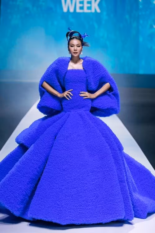 Thanh Hằng vẫn đắt show trình diễn thời trang, quảng cáo. Ảnh: FB Thanh Hằng.