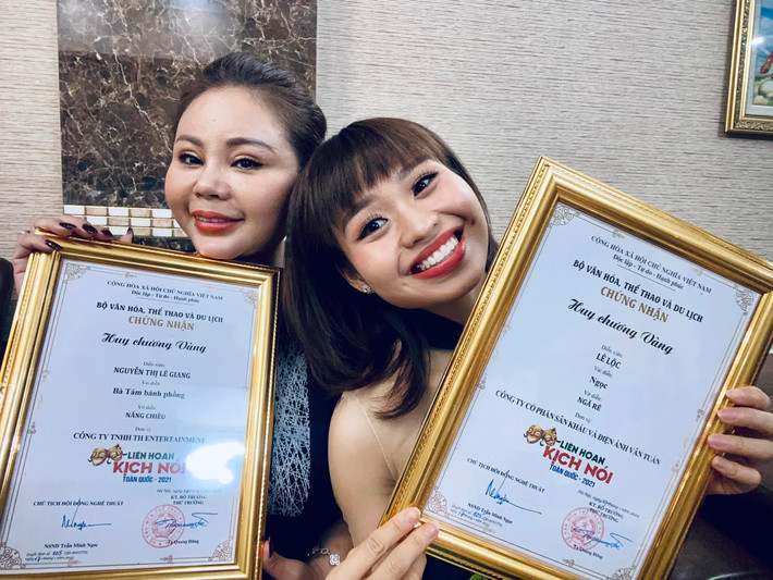Lê Giang và Lê Lộc cùng đoạt giải ở Liên hoan kịch nói toàn quốc năm 2021. Nhận giải thưởng, Lê Lộc bày tỏ: “Mẹ ơi, nếu không có mẹ sinh con ra, làm sao con được mang ơn tất cả những ân tình trong cuộc đời này. Con thương mẹ”. Ảnh: FB Lê Lộc.