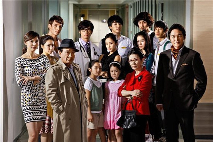 Jung Bo Seok (ngoài cùng bên phải) đóng con rể của nghệ sĩ Lee Soon Jae trong phần 2 phim Gia đình là số 1. Khi biết tin buồn, Jung Bo Seok không khỏi bàng hoàng. Ảnh: Vietnamnet.