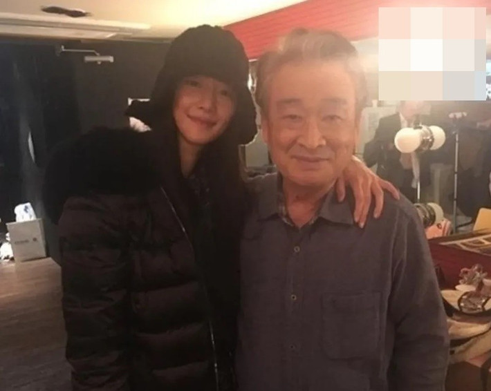 Diễn viên Seo Ye Ji đăng tải loạt ảnh bên nghệ sĩ Lee Soon Jae đồng thời bày tỏ sự tiếc thương trước sự ra đi của người thầy mà cô kính trọng, yêu thương. Seo Ye Ji viết: “Con xin cảm ơn thầy. Con sẽ nhớ mãi thầy”. Ảnh: Instagram Seo Ye Ji.