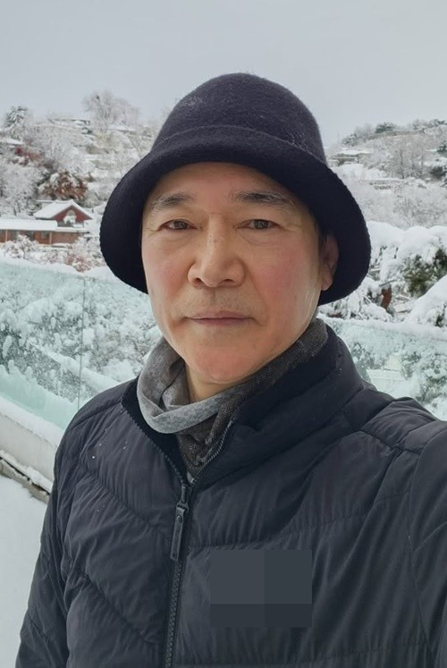 Trên trang cá nhân, Jung Bo Seok nhắn nhủ nam nghệ sĩ quá cố: “Con rất biết ơn thầy suốt thời gian qua. Con đã học hỏi được rất nhiều từ thầy về diễn xuất lẫn cuộc sống. Chúc mừng những thành tựu mà thầy đạt được. Và con cảm thấy tiếc nuối vì những điều thầy chưa thể thực hiện đã phải rời đi. Cầu mong thầy bình an”. Ảnh: Instagram Jung Bo Seok.