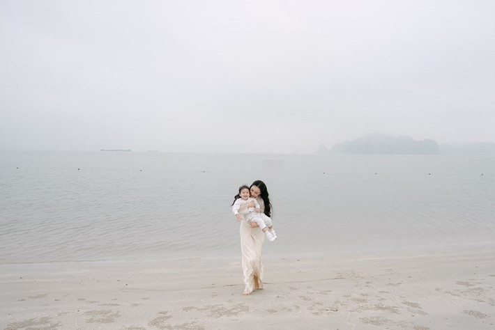 Hồ Quỳnh Hương chia sẻ, từ khi có bé Táo, vợ chồng cô mới hiểu được rõ hơn lòng cha mẹ bao la như trời biển. Ảnh: FB Hồ Quỳnh Hương.