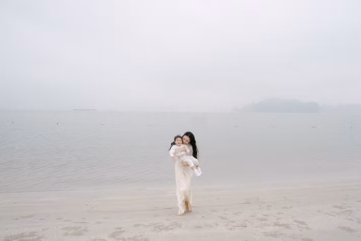 Hồ Quỳnh Hương chia sẻ, từ khi có bé Táo, vợ chồng cô mới hiểu được rõ hơn lòng cha mẹ bao la như trời biển. Ảnh: FB Hồ Quỳnh Hương.