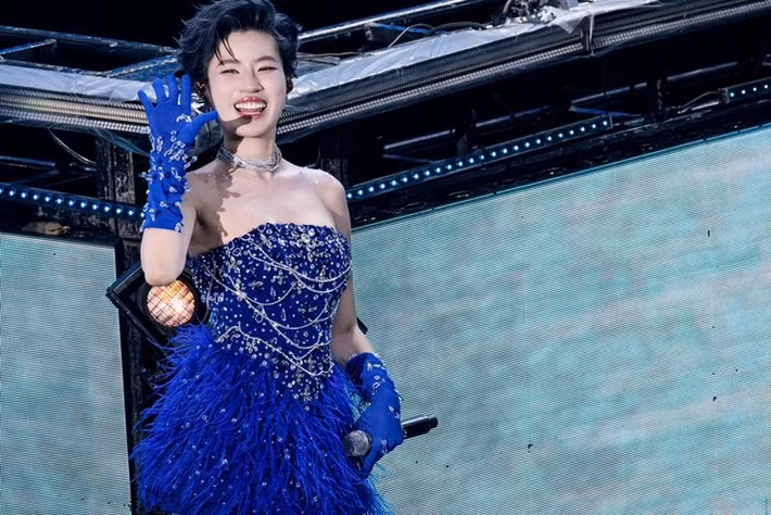 Nữ rapper sinh năm 2003 chuộng váy áo tôn vòng một. Ảnh: FB Pháo.