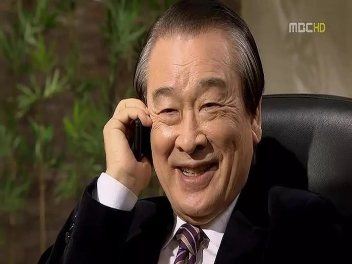 Nội dung Gia đình là số 1 xoay quanh gia đình của ông Lee. Ông Lee là người bảo thủ, thích bắt bẻ người khác, nhưng lại bị lép vế trước con dâu trưởng Park Hae Mi. Ảnh: Vietnamnet.