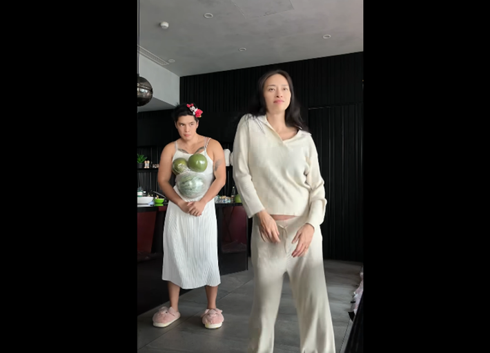 Huy Trần còn nhảy múa khi hóa bà bầu. "Đòi làm bầu, đòi biết cảm giác nó sao, rồi đòi bầu làm gì làm theo đó", Ngô Thanh Vân cho biết. Ảnh: FB Ngô Thanh Vân.