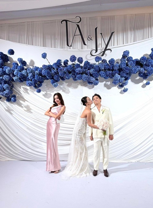 Đăng tải hình ảnh bên vợ chồng Hương Ly, Lê Hoàng Phương hài hước viết: "Gợi ý cách chụp hình cưới cùng nhỏ bạn thân đầy kỉ niệm". Ảnh: FB Lê Hoàng Phương.