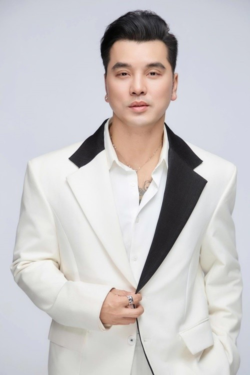 Ưng Hoàng Phúc xuất thân từ nhóm nhạc 1088. Nhóm thành lập năm 2000, tan rã năm 2002. Khi rời nhóm 1088, Ưng Hoàng Phúc đầu quân về công ty của ông bầu Quang Huy. Sau đó, anh có nhiều bản hit như Thà rằng như thế, Vì sao trong tim tôi, Người ta nói. Ảnh: FB Ưng Hoàng Phúc.