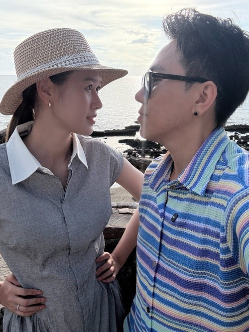 Sau một chuyến du lịch cách đây không lâu, Anh Phạm vướng nghi vấn mang thai. Trước những đồn đoán, Anh Đức hài hước chia sẻ: “Đi du lịch nữa nhé vợ ơi, mà mới đi 1 chuyến về ai cũng đồn có tin vui”.