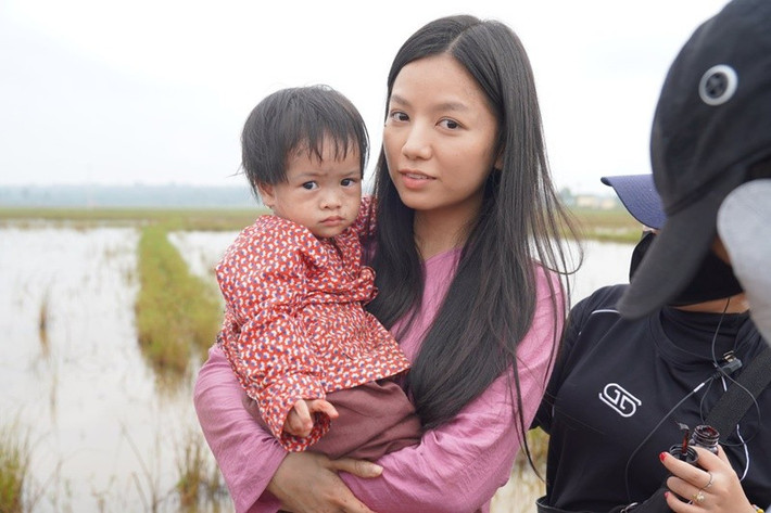 Trong cuộc phỏng vấn với Đời Sống Gia Đình, Hạ Anh tiết lộ, điểm giống giữa cô và nhân vật Hồng là sự lì lợm, gan dạ. Còn những điểm còn lại ở Hạ Anh và Hồng là hoàn toàn khác nhau. Ảnh: FB Lê Hạ Anh.