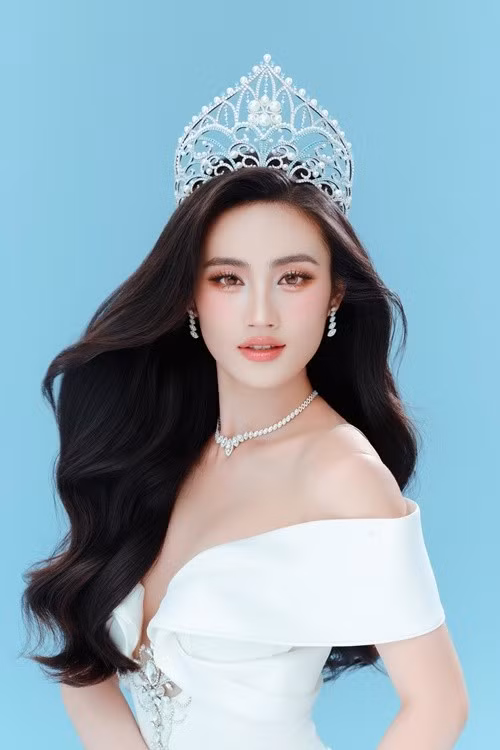 Không giống nhiều hoa hậu tận dụng sức nóng để hoạt động showbiz dày đặc, Ý Nhi gây bất ngờ khi quyết định lên đường du học vào năm 2024. Trong thời gian này, cô được trao sash đại diện Việt Nam tham dự Miss World 2025.