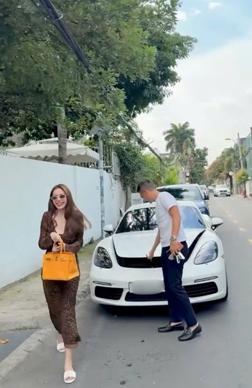 Thủy Tiên chia sẻ về việc sử dụng túi hiệu nhiều năm. "Túi dùng 12 năm, chồng dùng 17 năm. Tôi xài đồ không hao miếng nào luôn", nữ ca sĩ hóm hỉnh viết trên trang cá nhân. Ảnh: Phụ Nữ Thủ Đô.