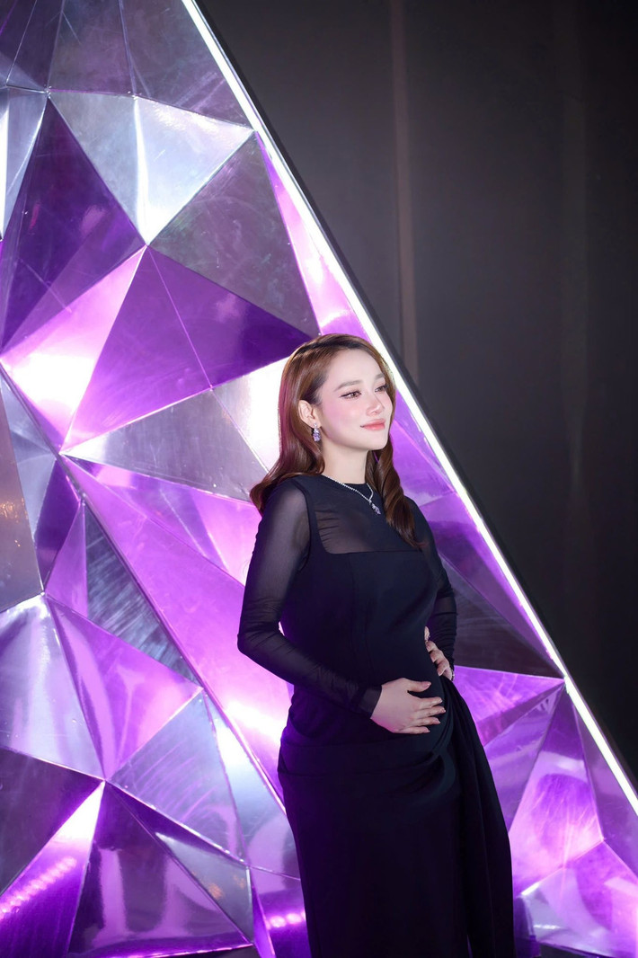 "Hôm trước, tôi bị cảm lâu ngày. Dịch mũi nhiều quá, bị chảy xuống dưới cổ họng, làm tắc nghẽn, không thở được. Tôi bị khó thở nên vào viện một đêm, sau đó về. Lần đầu tiên tôi bị cảm mà không uống thuốc, vì có em bé nên hạn chế. Thành ra cái dịch mũi nhiều quá, tới mức bác sĩ nói ngày nào cũng phải lên gặp. Hiện tại, tôi đã ổn hơn rồi", Znews dẫn lời Nhã Phương.