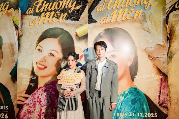 Trong buổi ra mắt phim Ai thương ai mến, Khả Như thân thiết với Huỳnh Phương.Theo Znews, Huỳnh Phương và Khả Như vướng nghi vấn hẹn hò từ 2022 khi thường xuyên tương tác, xuất hiện cùng nhau hoặc đi chơi chung nhóm bạn. Ảnh: FB Khả Như.