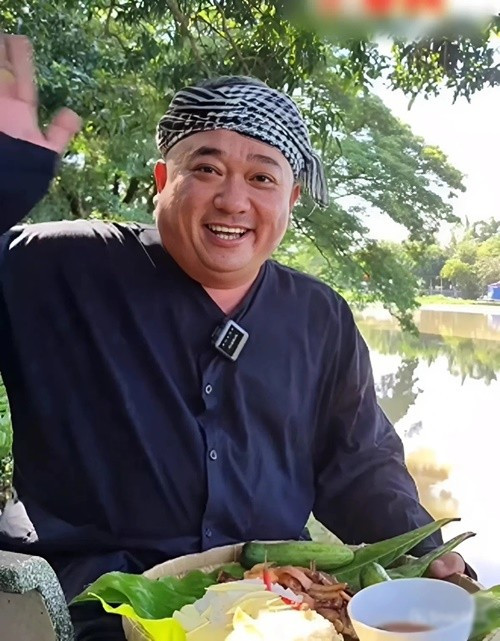 Tuy nhiên, mới đây, Phùng Ngọc cho biết, anh đã chia tay vợ hai. Nam diễn viên phim Đất phương Nam chấp nhận tất cả sau đổ vỡ, "thà đau một lần rồi làm lại". Ảnh chụp màn hình TikTok.