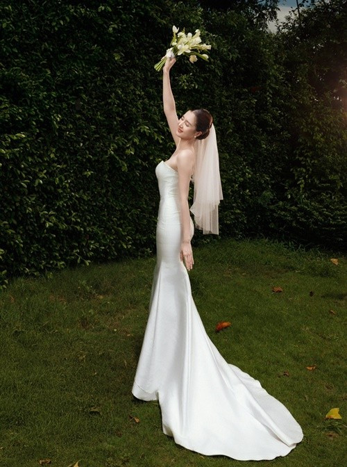 Nữ người mẫu vẫn trẻ trung, gợi cảm sau 9 tháng sinh con trai đầu lòng. Ảnh: FB Tuệ Như.