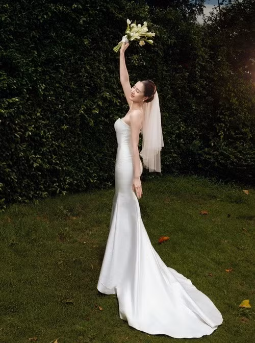 Nữ người mẫu vẫn trẻ trung, gợi cảm sau 9 tháng sinh con trai đầu lòng. Ảnh: FB Tuệ Như.