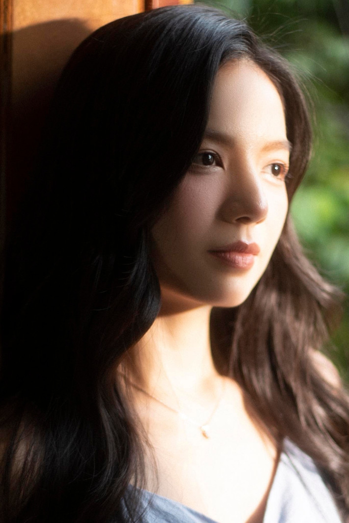 Khi không đi quay phim hay rảnh rỗi, cô sẽ ở nhà xem phim. "Khi xem được phim mình yêu thích, tôi sẽ học hỏi được rất nhiều từ cách diễn đến đường dây tâm lý nhân vật", Hạ Anh nói. Ảnh: FB Lê Hạ Anh.